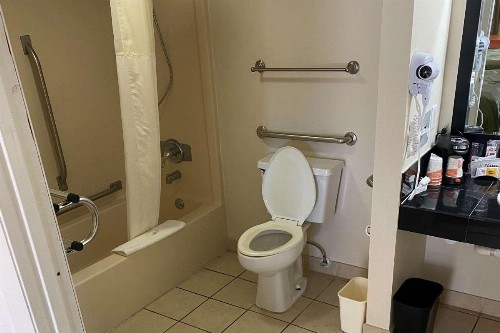Quality Inn near Manatee Springs State Park - image 18