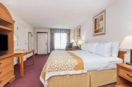 Days Inn by Wyndham Chiefland - image 20
