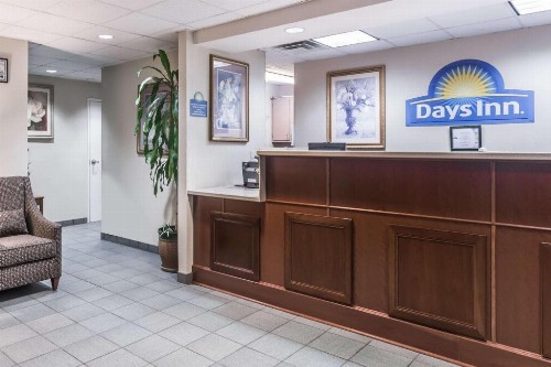 Days Inn by Wyndham Chiefland - image 5