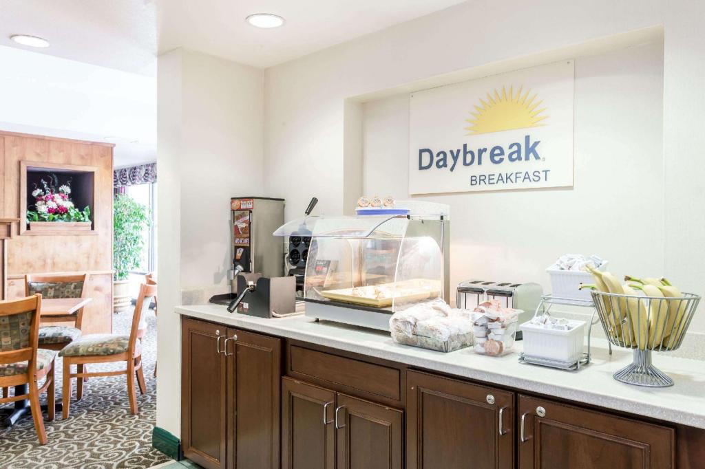 Days Inn by Wyndham Chiefland - image 7