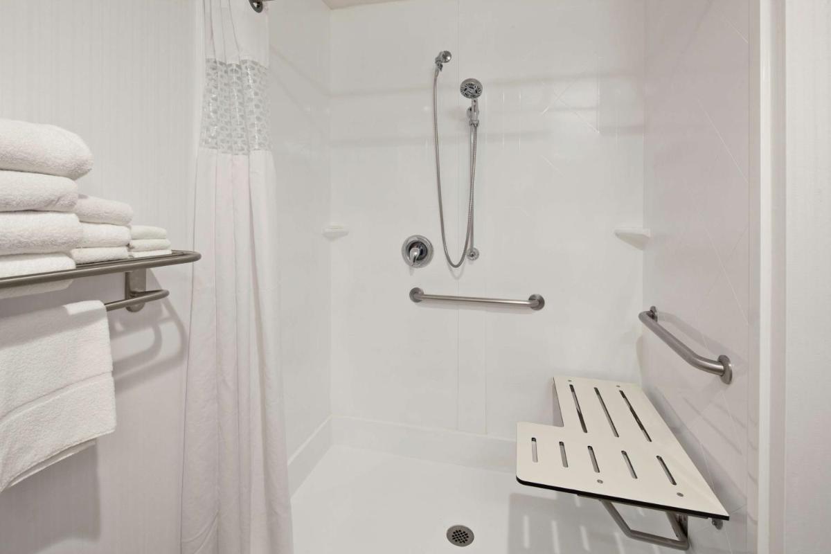 Hampton Inn & Suites Chino Hills - image 3