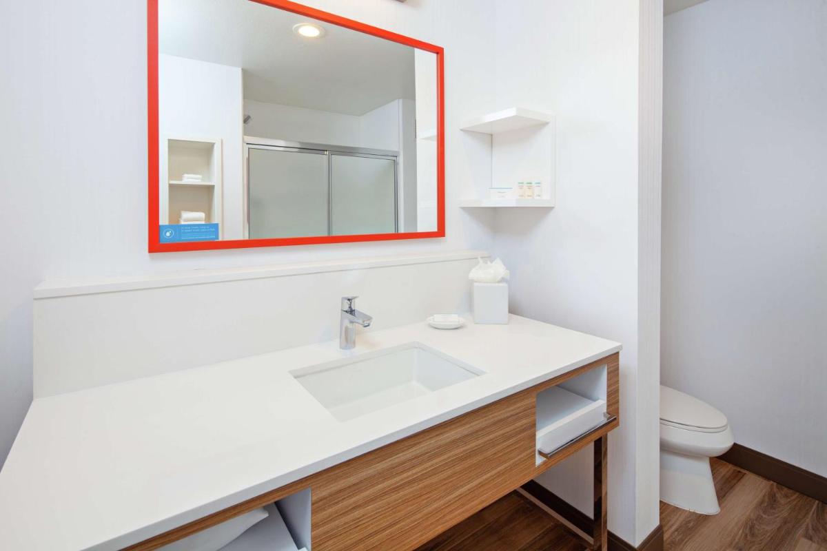 Hampton Inn & Suites Chino Hills - image 4