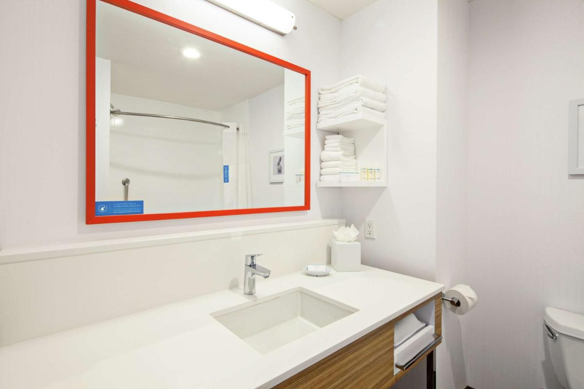 Hampton Inn & Suites Chino Hills - image 7