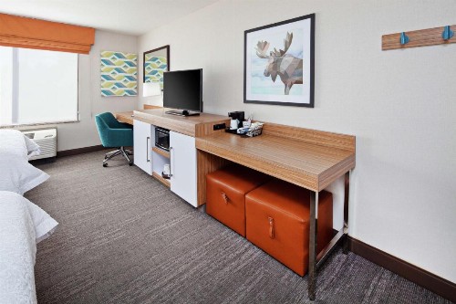 Hampton Inn & Suites Chino Hills - image 9
