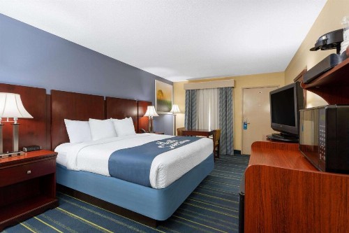 Days Inn by Wyndham Chipley - image 21
