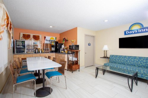 Days Inn by Wyndham Chipley - image 26