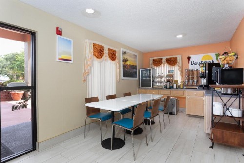 Days Inn by Wyndham Chipley - image 27