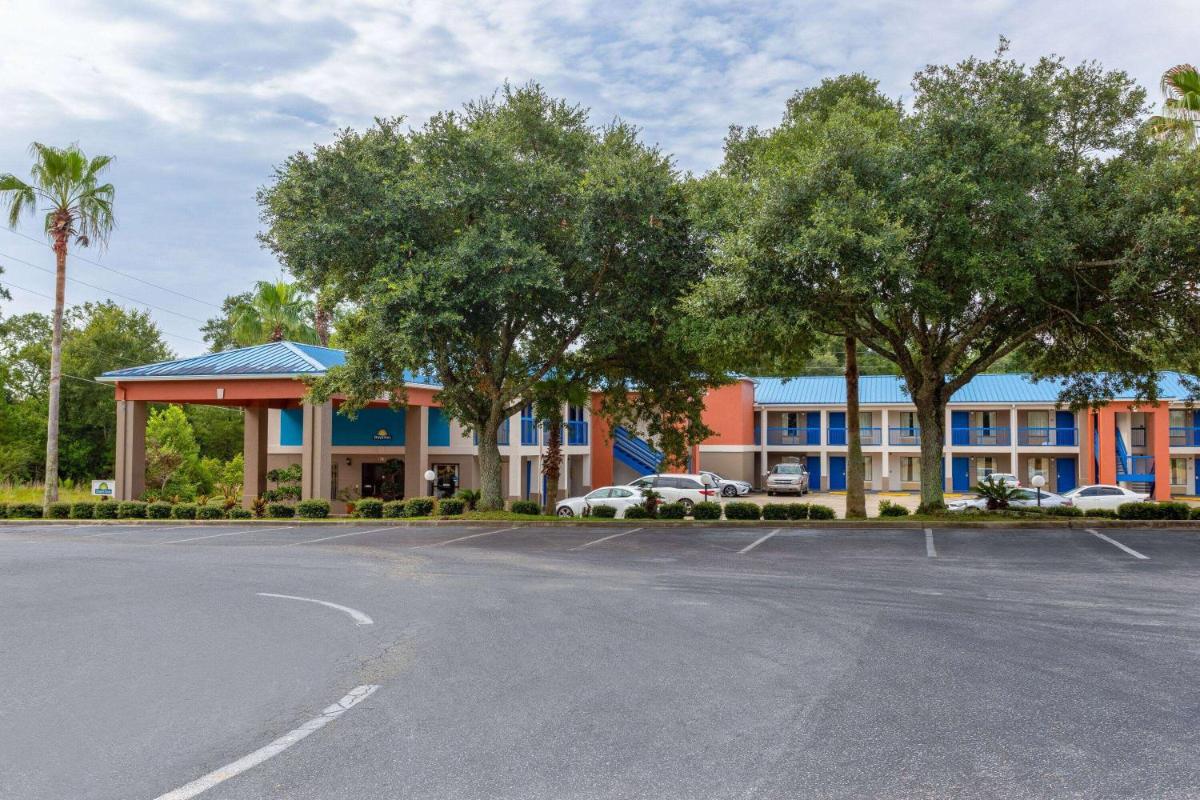 Days Inn by Wyndham Chipley - image 4