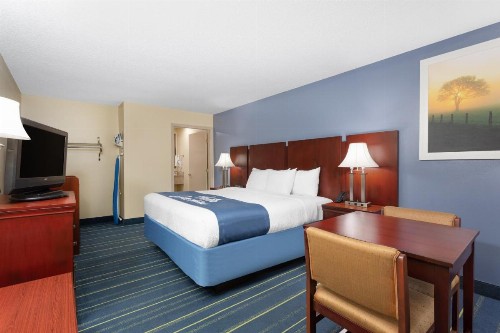 Days Inn by Wyndham Chipley - image 40