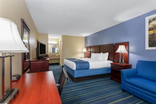 Days Inn by Wyndham Chipley - image 42