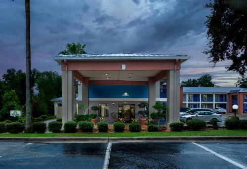 Days Inn by Wyndham Chipley - image 44