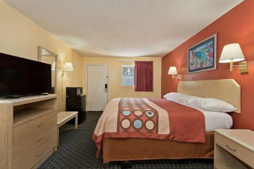 Super 8 by Wyndham Chipley - image 10