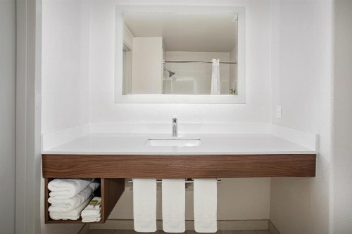 Holiday Inn Express & Suites Yosemite Park Area an IHG Hotel - image 32
