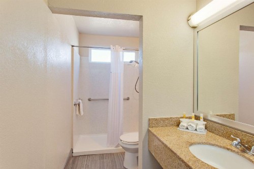 Days Inn by Wyndham Chowchilla Gateway to Yosemite - image 2