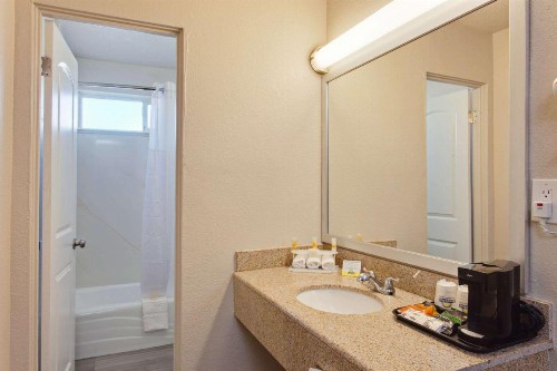 Days Inn by Wyndham Chowchilla Gateway to Yosemite - image 3