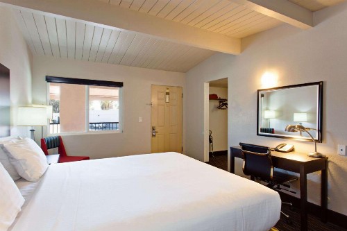 Days Inn by Wyndham Chowchilla Gateway to Yosemite - image 4