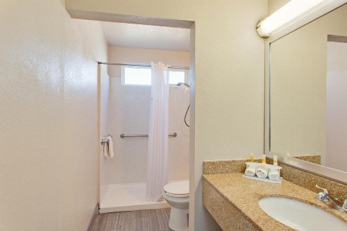 Days Inn by Wyndham Chowchilla Gateway to Yosemite - image 9