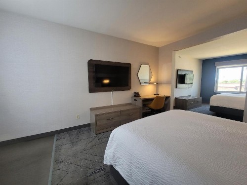 Holiday Inn Express San Diego South - Chula Vista an IHG Hotel - image 2