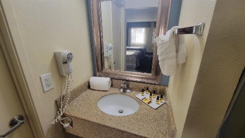 Days Inn by Wyndham San Diego Chula Vista South Bay - image 6
