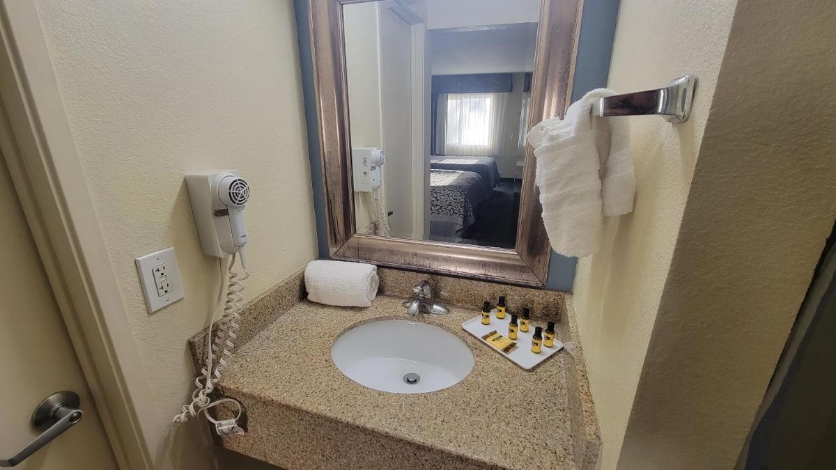 Days Inn by Wyndham San Diego Chula Vista South Bay - image 6