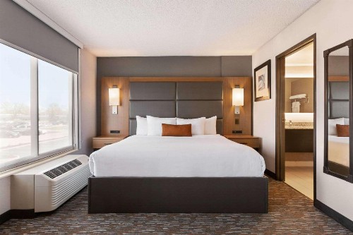Wingate by Wyndham Cincinnati Blue Ash - image 12