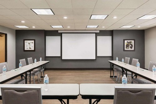 Wingate by Wyndham Cincinnati Blue Ash - image 13