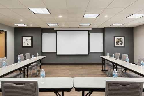 Wingate by Wyndham Cincinnati Blue Ash - image 15