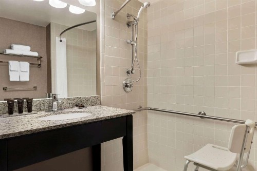 Wingate by Wyndham Cincinnati Blue Ash - image 2