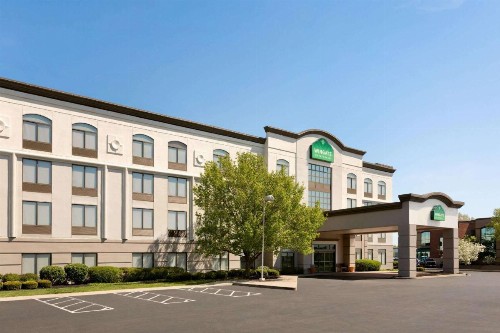 Wingate by Wyndham Cincinnati Blue Ash - image 9