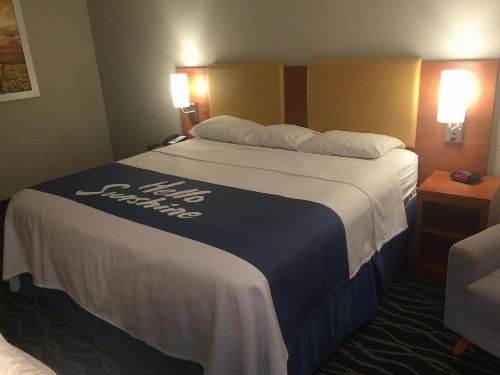 Days Inn & Suites by Wyndham Cincinnati North - image 12