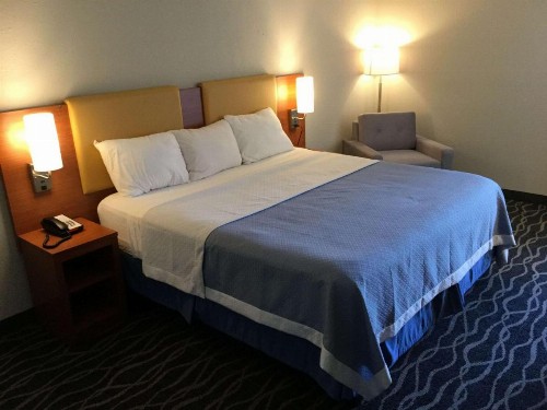 Days Inn & Suites by Wyndham Cincinnati North - image 2