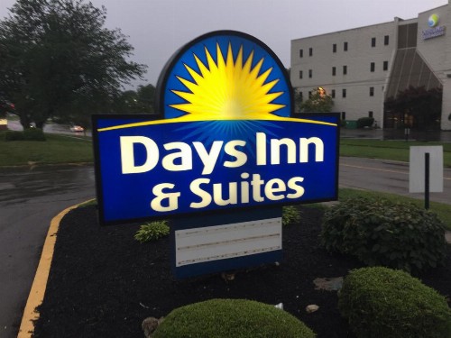 Days Inn & Suites by Wyndham Cincinnati North - image 6