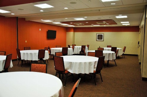 Hampton Inn & Suites Cincinnati / Uptown - University Area - image 32