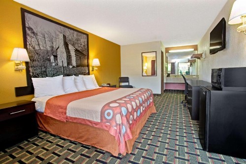Super 8 by Wyndham Cincinnati OH - image 10