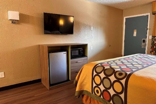 Super 8 by Wyndham Cincinnati OH - image 11