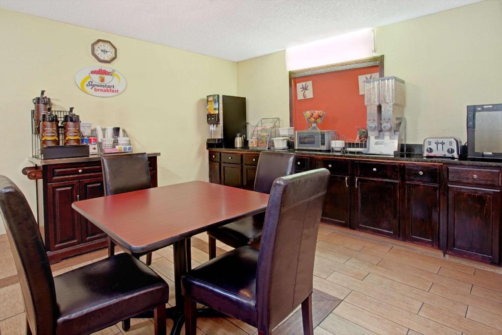 Super 8 by Wyndham Cincinnati OH - image 2
