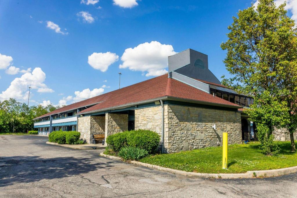 Super 8 by Wyndham Cincinnati OH - image 3