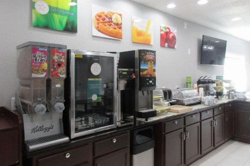 Quality Inn & Suites - image 5