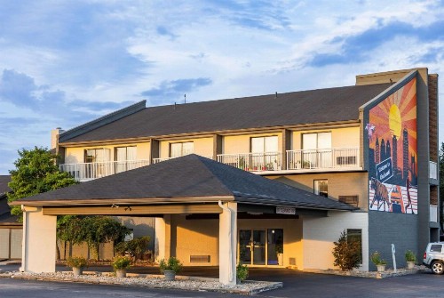 Days Inn by Wyndham Cincinnati East - image 1