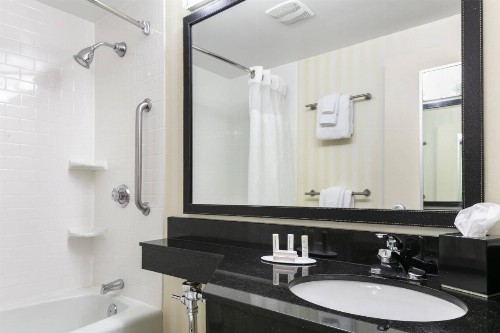 Fairfield Inn & Suites Cincinnati North/Sharonville - image 14