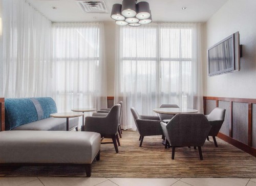 Hyatt Place Cincinnati Blue Ash - image 4