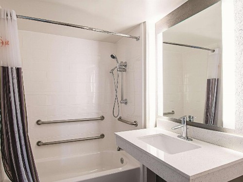 La Quinta by Wyndham Cincinnati Sharonville - image 20