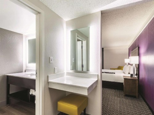 La Quinta by Wyndham Cincinnati Sharonville - image 37