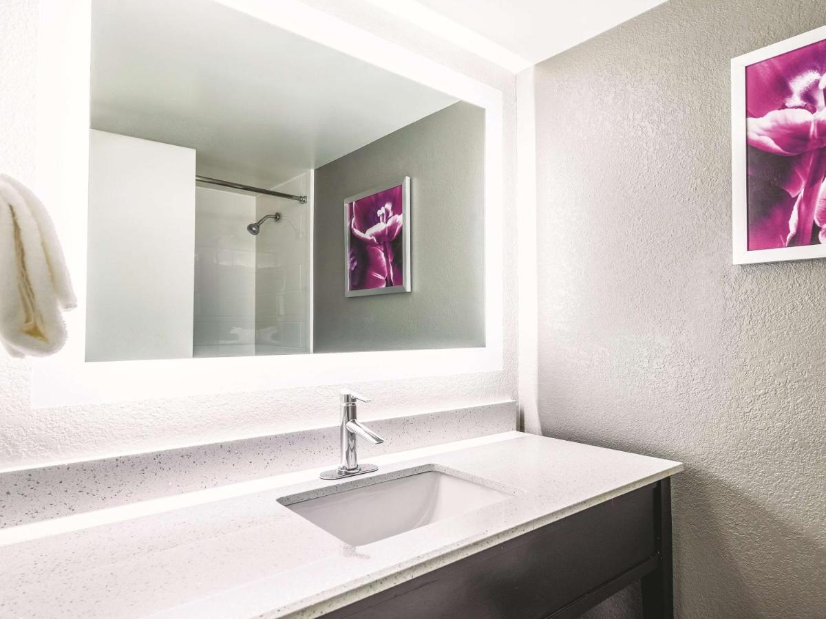 La Quinta by Wyndham Cincinnati Sharonville - image 6