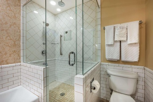 Best Western Premier Mariemont Inn - image 33