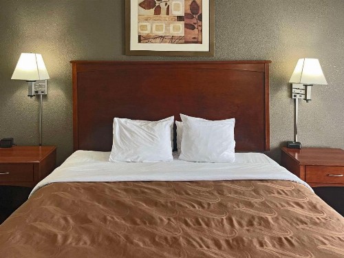 Quality Inn & Suites Cincinnati Sharonville - image 15