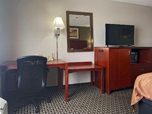 Quality Inn & Suites Cincinnati Sharonville - image 21