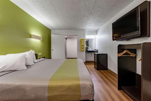 Motel 6-Cincinnati OH - Central - Norwood - image 1