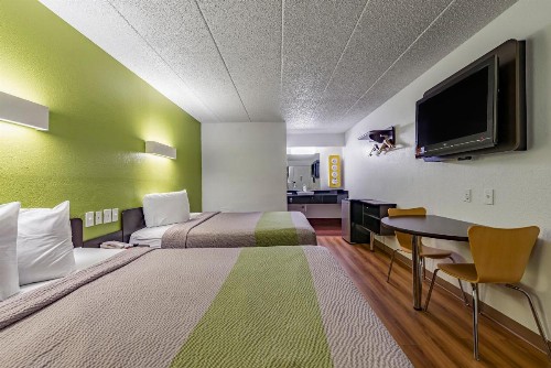 Motel 6-Cincinnati OH - Central - Norwood - image 2