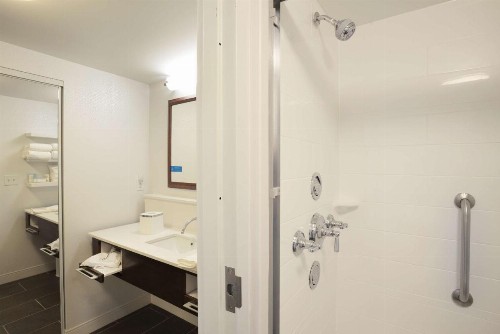 Hampton Inn & Suites - Cincinnati/Kenwood OH - image 11